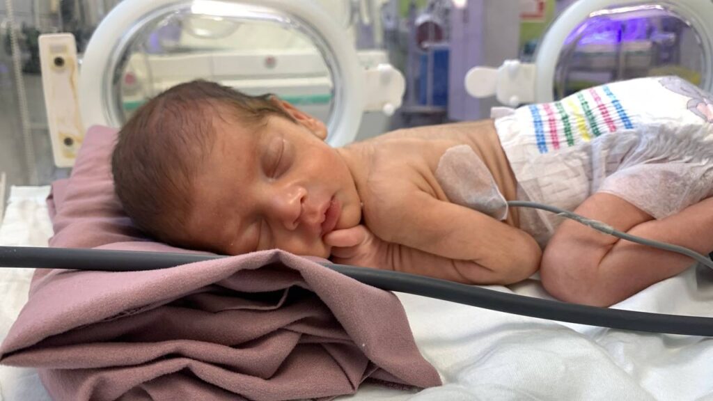 Niemowlę leży w inkubatorze w kompleksie medycznym Nasser w Khan Younis, w południowej części Strefy Gazy.