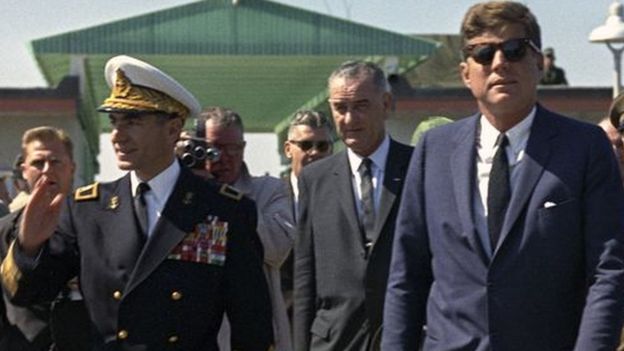Szach Mohammad Reza Pahlavi witany w Stanach Zjednoczonych przez prezydenta Johna F. Kennedy'ego i wiceprezydenta Lyndona B. Johnsona, kwiecień 1962 r. [Biblioteka Prezydencka Kennedy'ego]