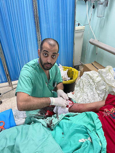 Dr Feroze Sidhwa, chirurg urazowy i specjalista intensywnej terapii.