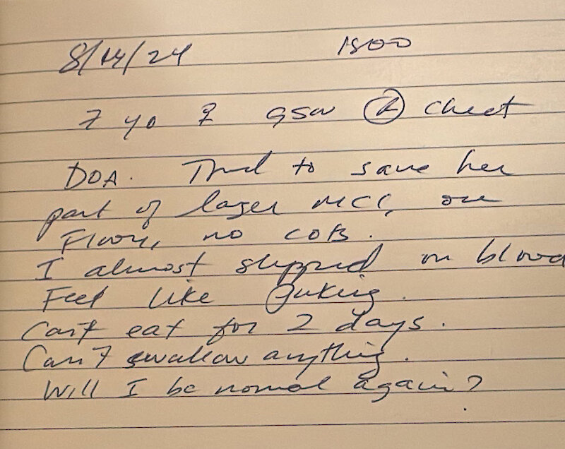 14 sierpnia 2024 r.Siedmioletnia dziewczynka. Rana postrzałowa klatki piersiowej. Zmarła po przybyciu na miejsce. Próbowano ją uratować. Część większego incydentu z ofiarami masowymi. Na podłodze, bez łóżek. O mało nie poślizgnęłam się we krwi. Nie mogłam jeść od dwóch dni. Nie mogę przełykać. Czy kiedykolwiek wrócę do normy?
Dr Mimi Syed