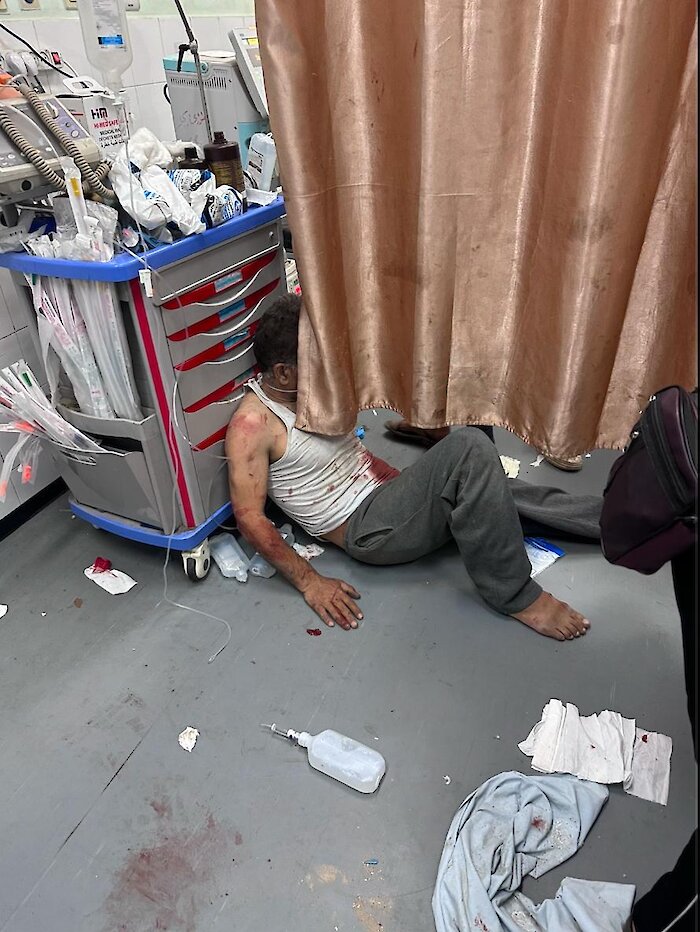 Mężczyzna opłakuje śmierć dziecka (6 lub 7 lat), które zostało postrzelone w klatkę piersiową i głowę, jak twierdzi chirurg. Zdjęcie: Mark Perlmutter
