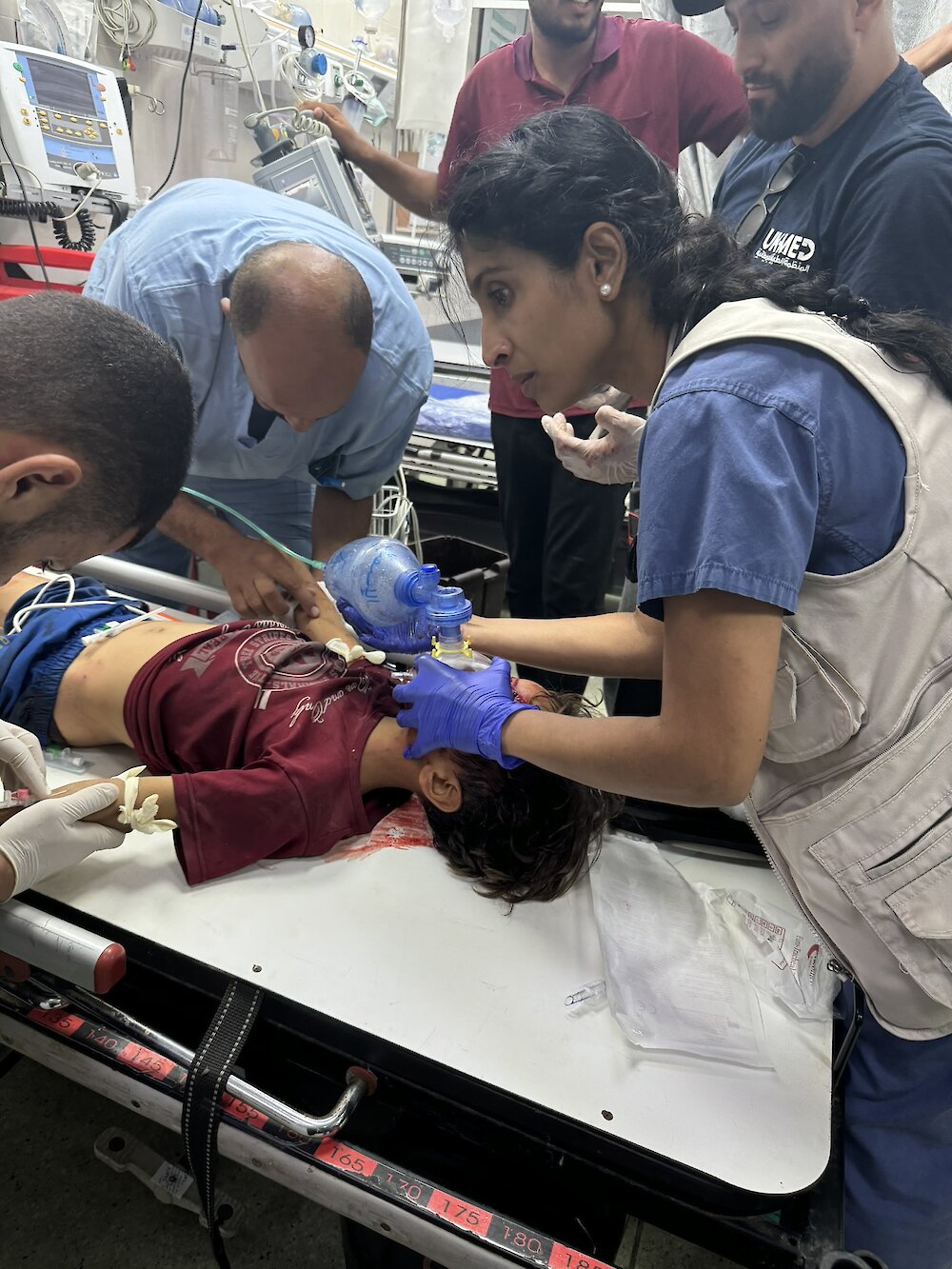 Ten chłopak został postrzelony w głowę. Próbowałam go uratować. Stoję tu, gotowa do intubacji. Ale zmarł zaraz po tym, jak go zaintubowałam. Zmarł na moich oczach.Dr Mimi Syed, lekarz pogotowia ratunkowego.