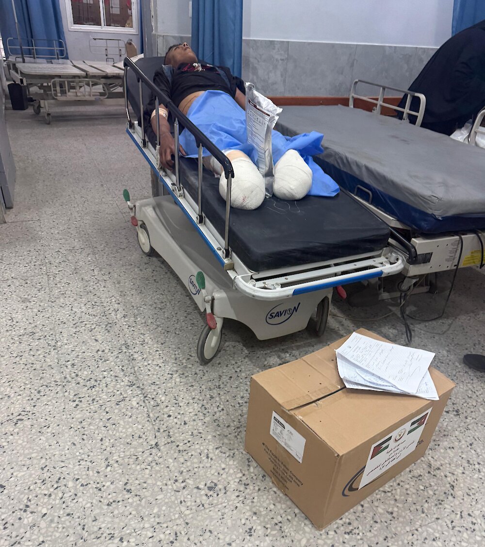 Ten chłopiec musiał przejść podwójną amputację. Jego podudzia przechowywano w pudełku obok jego łóżka.Dr Salih el Saddy, lekarz.