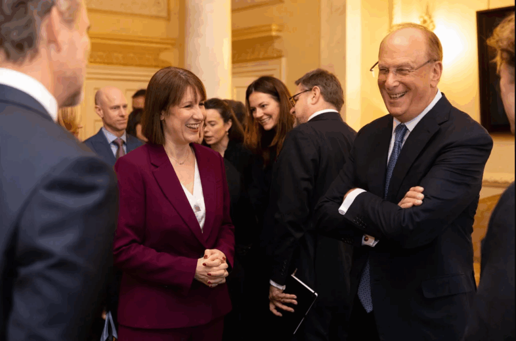 Premier Keir Starmer organizuje spotkanie z Blackrock wraz z minister skarbu Rachel Reeves oraz założycielem i dyrektorem generalnym Blackrock Larrym Finkiem w siedzibie premiera przy Downing Street 10, listopad 2024 r., Źródło