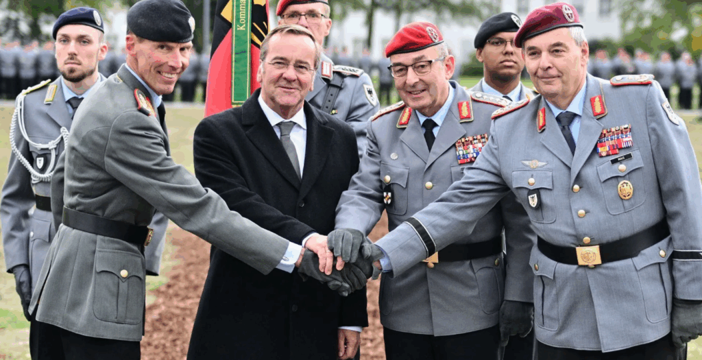 Przekazanie dowództwa w Strausbergu: Freuding wraz z Pistoriusem, inspektorem generalnym Carstenem Breuerem i poprzednikiem Freudinga, Alfonsem Maisem (w pierwszym rzędzie od lewej do prawej). (Źródło: Sebastian Gollnow/getty-images-bilder)