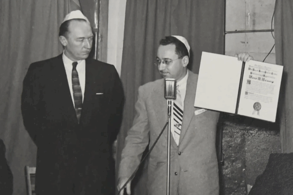 Fred Trump (po lewej) otrzymuje certyfikat uznania od członka kongregacji podczas otwarcia Centrum Żydowskiego Beach Haven przy Avenue Z w Gravesend.