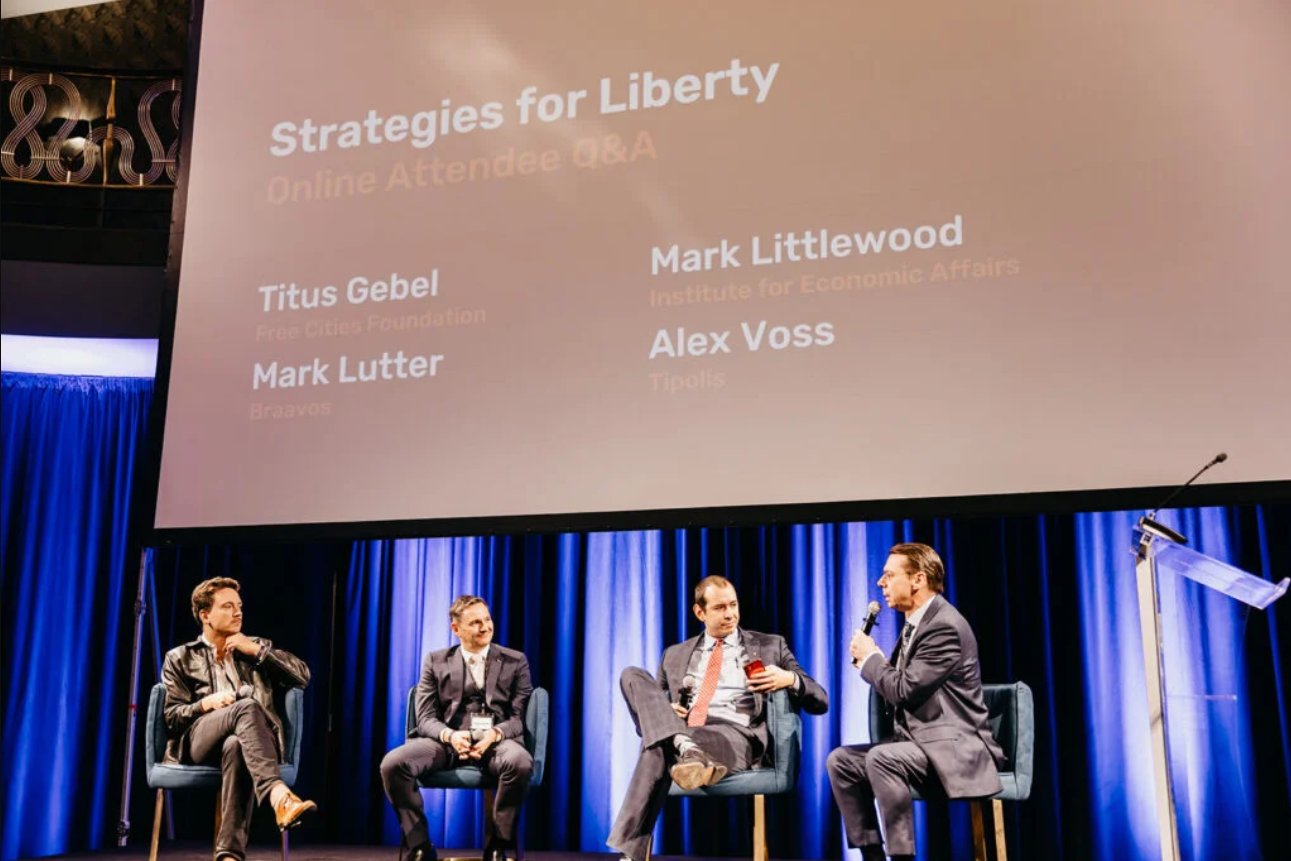 Titus Gebel (drugi od lewej) uczestniczy w panelu zatytułowanym „Strategie na rzecz wolności” podczas konferencji „Wolność w naszym życiu” w 2023 r. – Źródło