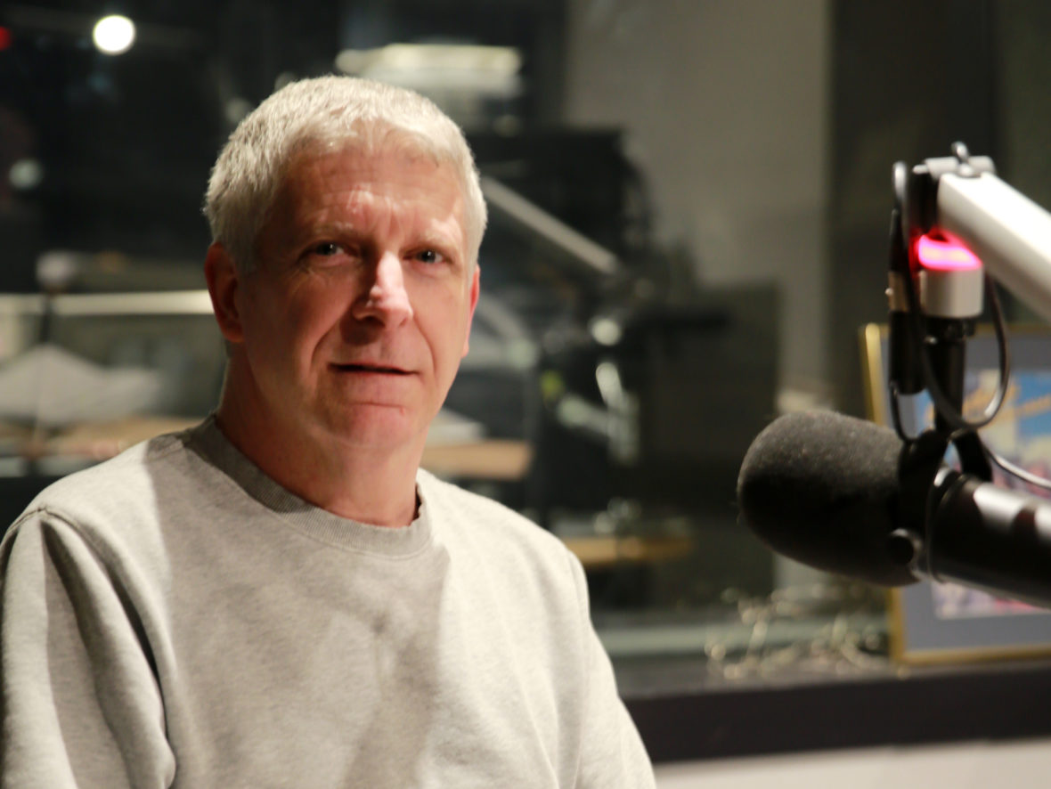 Lloyd Schrier opowiada historię tragicznej przeszłości swojej rodziny w ramach podcastu CBC Brainwashed. (Lisa Ellenwood/CBC)