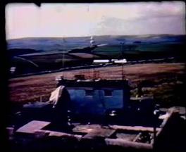 Baza kontrolna we Fleet, niedaleko Weymouth, widok w kierunku północno-wschodnim. Na pierwszym planie, pod osłoną, znajduje się jednostka radarowa. Tuż za nią widoczny jest pojazd kontrolny MRE Porton Down, Golden Arrow.