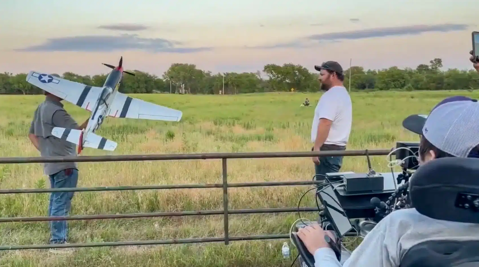 Alex Conley właśnie dokonał czegoś, o czym większość z nas tylko marzyła: pilotował samolot RC za pomocą samych myśli. Najlepsze jest to, że nie tylko nim latał, ale także napisał kod dla Arduino do sterowania samolotem. Wszystko to z elektrycznego wózka inwalidzkiego.