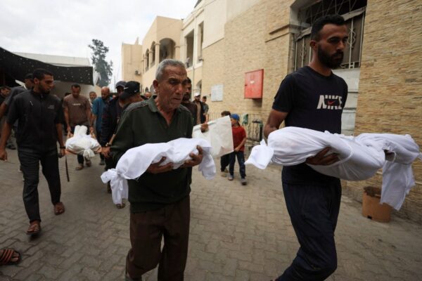 Żałobnicy niosą ciała dzieci podczas pogrzebu Palestyńczyków, którzy według lekarzy zginęli w nocnych izraelskich nalotach, w szpitalu Al-Ahli Arab Hospital w mieście Gaza, 29 października 2025 r. REUTERS/Dawoud Abu Alkas