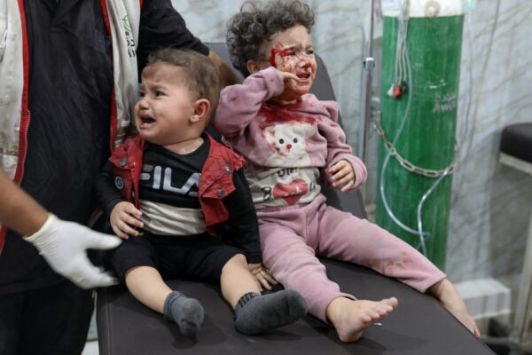 Palestyńskie dzieci otrzymują pomoc medyczną w szpitalu Al-Awda po izraelskim nalocie, według informacji przekazanych przez lekarzy, w mieście Gaza, 22 listopada 2025 r. REUTERS/Mahmoud Issa