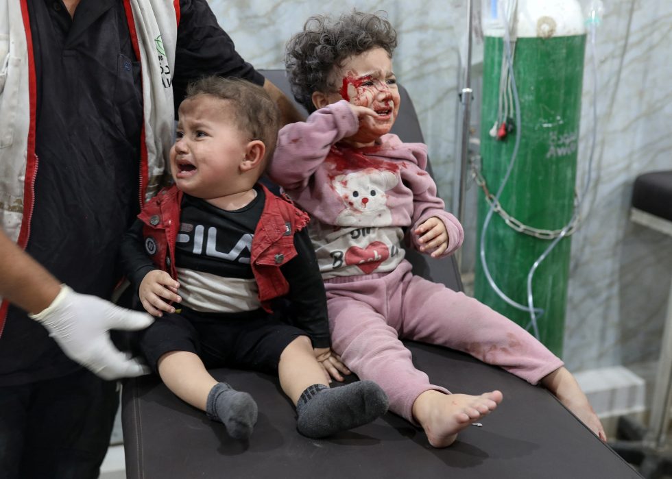 Palestyńskie dzieci otrzymują pomoc medyczną w szpitalu Al-Awda po izraelskim nalocie, według informacji przekazanych przez lekarzy, w mieście Gaza, 22 listopada 2025 r. REUTERS/Mahmoud Issa