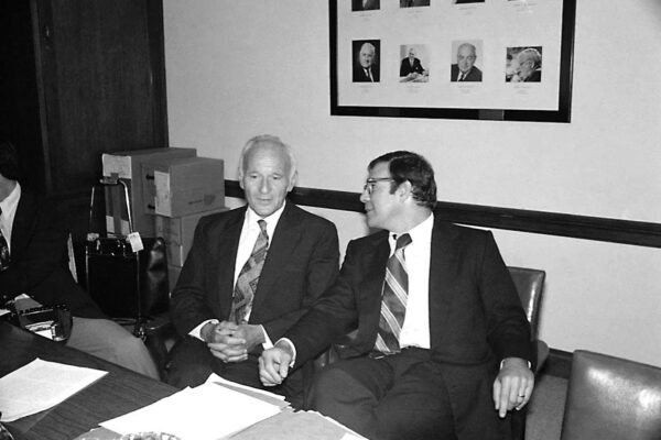 Sidney Gottlieb (po lewej), były szef Wydziału Usług Technicznych CIA, rozmawia ze swoim adwokatem Terrym Lenznerem w dniu złożenia zeznań przed podkomisją senacką ds. zdrowia, 21 września 1977 r. (AP)