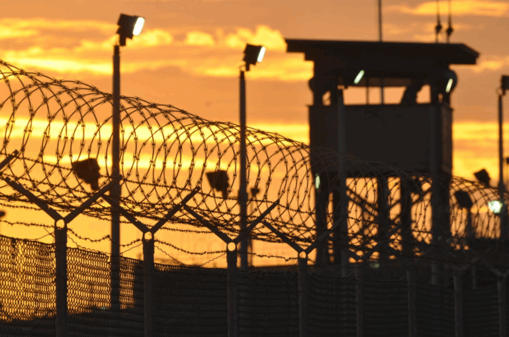 Po atakach z 11 września 2001 r. setki więźniów przetrzymywano w bazie marynarki wojennej Stanów Zjednoczonych w Zatoce Guantanamo na Kubie. (Michelle Shephard)