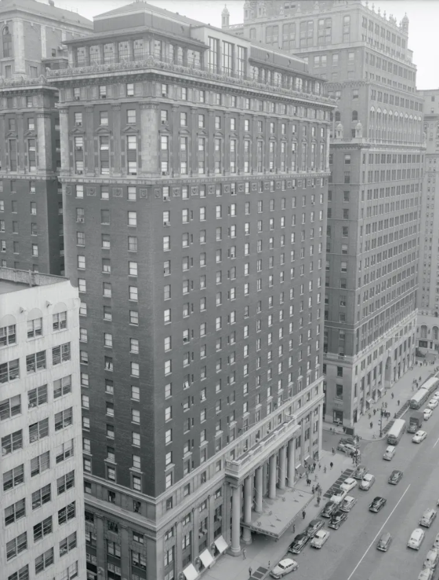 Hotel Statler w Nowym Jorku, gdzie Frank Olson zginął w wyniku upadku.