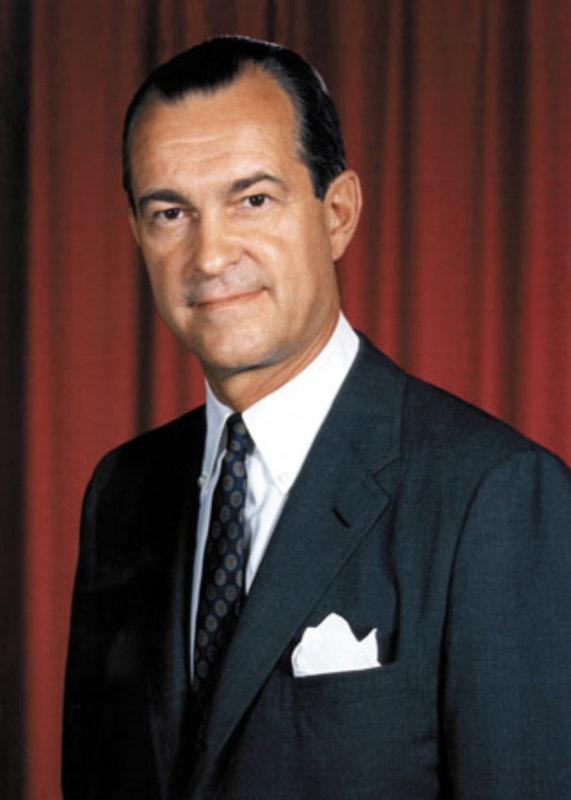 Jako szef operacyjny w Dyrekcji Planów Centralnej Agencji Wywiadowczej (1952-62), zastępca dyrektora ds. planów (1962-65), zastępca dyrektora centralnego wywiadu (1965-66) oraz dyrektor centralnego wywiadu (1966-73), Richard Helms był bardzo zainteresowany opracowywaniem technik wykorzystania materiałów biologicznych i chemicznych w tajnych operacjach wywiadowczych, a jako dyrektor CIA w 1973 r. wydał rozkaz zniszczenia akt MKULTRA.