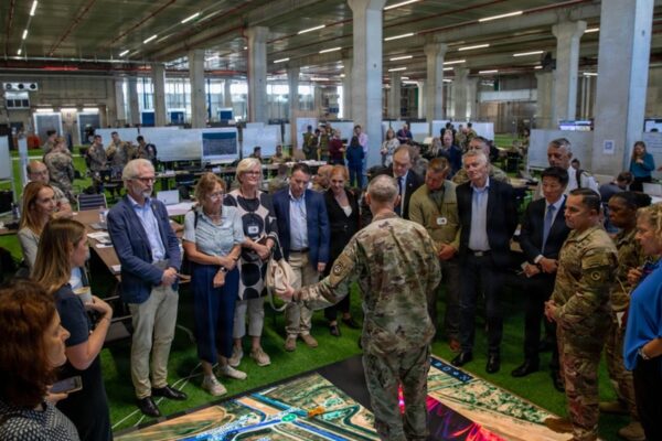 Członkowie amerykańskich sił zbrojnych, przedstawiciele organizacji międzynarodowych i państw partnerskich spotykają się w Centrum Koordynacji Cywilno-Wojskowej (CMCC) 29 października 2025 r. w Izraelu (zdjęcie armii amerykańskiej autorstwa Kathryn Skonning)