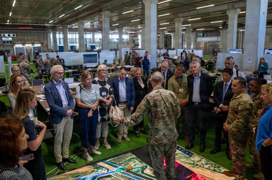Członkowie amerykańskich sił zbrojnych, przedstawiciele organizacji międzynarodowych i państw partnerskich spotykają się w Centrum Koordynacji Cywilno-Wojskowej (CMCC) 29 października 2025 r. w Izraelu (zdjęcie armii amerykańskiej autorstwa Kathryn Skonning)