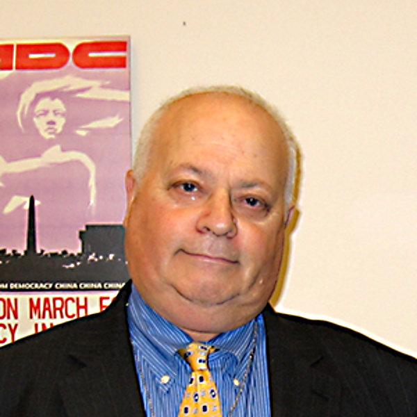 Burt Wides, który pracował dla senatora Edwarda Kennedy'ego, był jednym z pracowników Komisji Churcha, którzy przesłuchiwali Gottlieba. (Miller Center)