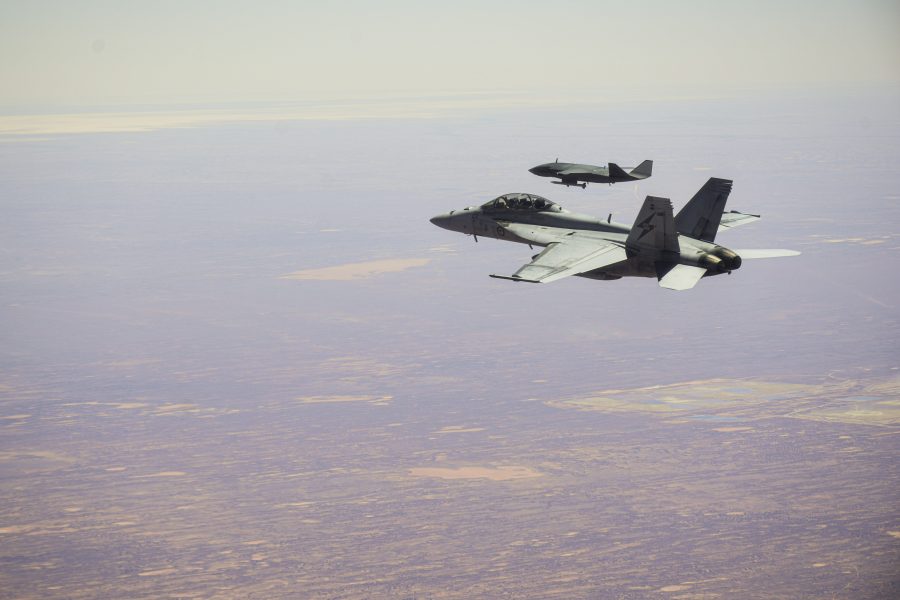 Samolot F/A-18F Super Hornet leci w formacji z dronem MQ-28A Ghost Bat podczas ćwiczeń Trial Kareela w bazie RAAF Woomera w Australii Południowej. Zdjęcie: Australijskie Ministerstwo Obrony.