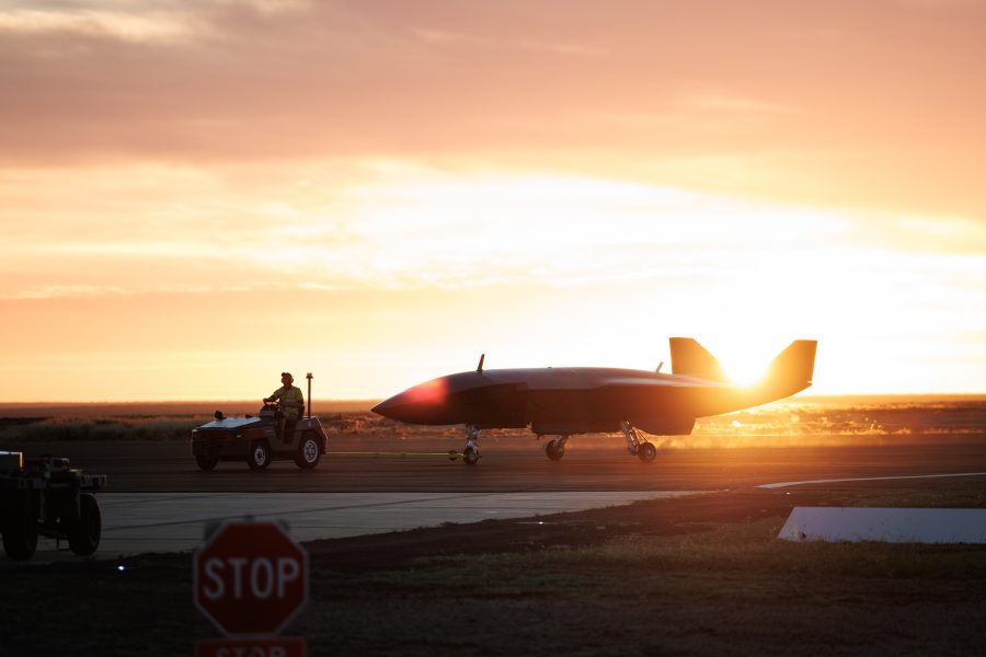 MQ-28A Ghost Bat kołuje do strefy załadunku amunicji podczas prób Trial Kareela w bazie RAAF Woomera w Australii Południowej. Zdjęcie: Australijskie Ministerstwo Obrony.
