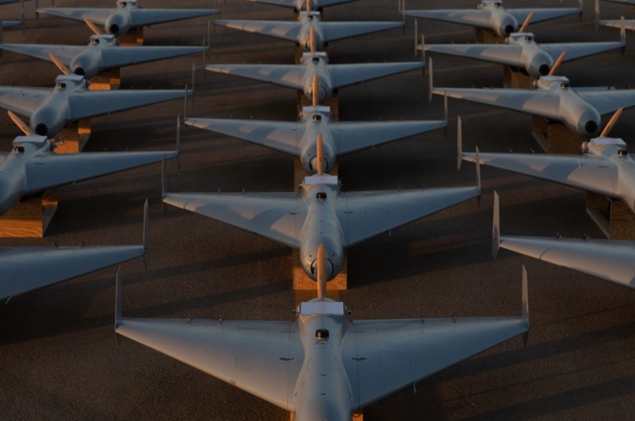 Niskokosztowe drony bezzałogowego systemu bojowego (LUCAS) ustawione na płycie lotniska w bazie w obszarze operacyjnym CENTCOM 23 listopada 2025 r. (zdjęcie CENTCOM)