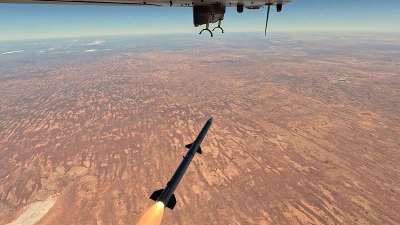 Pocisk powietrze-powietrze średniego zasięgu AIM-120 Advanced Medium Range Air-to-Air Missile wystrzelony z drona MQ-28A Ghost Bat podczas ćwiczeń Trial Kareela w bazie RAAF Woomera w Australii Południowej. Zdjęcie: Australijskie Ministerstwo Obrony.