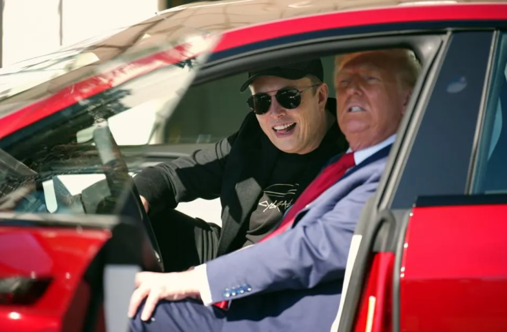 Donald Trump i Elon Musk siedzą w Tesli Model S na południowym trawniku Białego Domu, 11 marca 2025 roku.