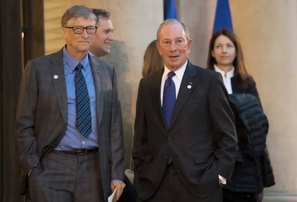 Bill Gates i Michael Bloomberg przybywają na spotkanie z prezydentem Francji, które odbyło się 12 grudnia 2017 roku w Pałacu Elizejskim w Paryżu.