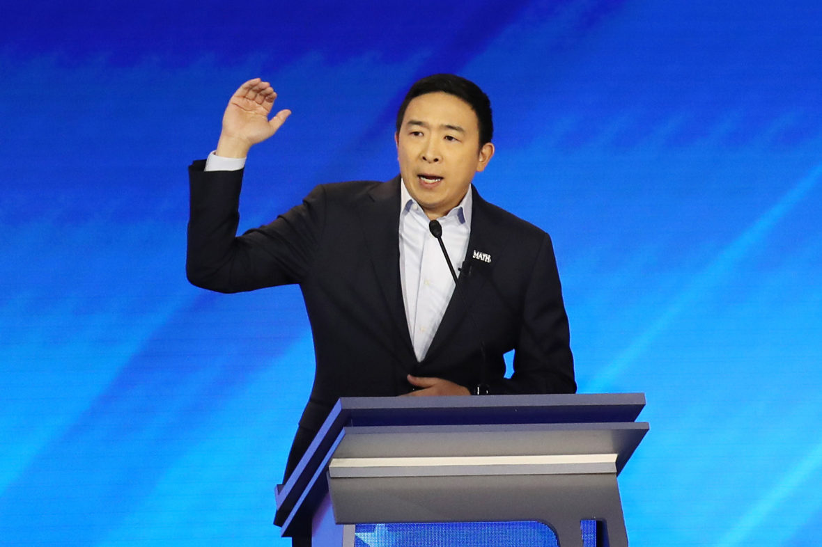 Przedsiębiorca z Doliny Krzemowej, Andrew Yang, ubiegał się o nominację Demokratów w wyborach prezydenckich w USA w 2020 roku, opierając część swojej kampanii na obietnicy powszechnego dochodu podstawowego w wysokości 1000 dolarów miesięcznie. (Joe Raedle/Getty Images)