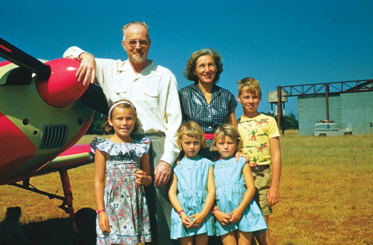 Żona Haldemana, Winnifred, oraz ich czwórka dzieci (Lynne, Scott, Kaye i Maye) byli częstymi pasażerami jego samolotu. Zdjęcia: Maye Musk/X