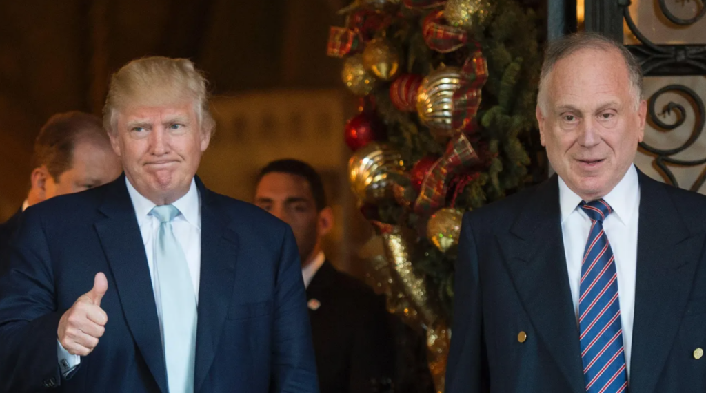 Donald Trump wykonuje gest obok Ronalda Laudera po spotkaniu, które odbyło się 28 grudnia 2016 roku w Mar-a-Lago w Palm Beach na Florydzie.